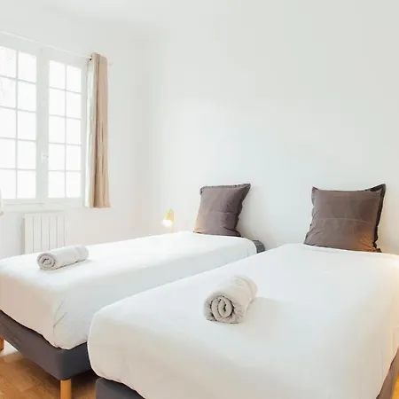 Sandy - 2 Bedrooms *